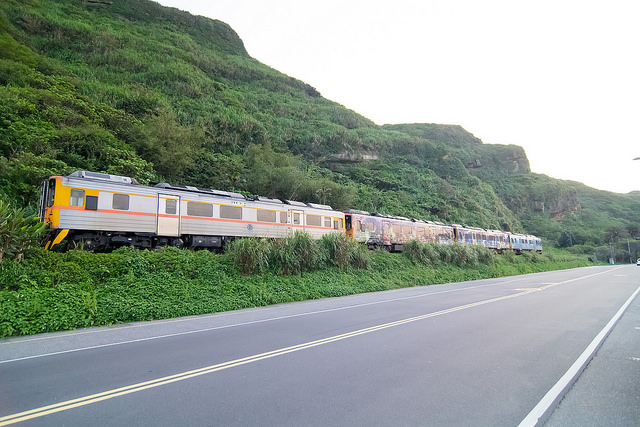 【基隆景點】浪漫的海科館火車站-依山傍海的深澳支線鐵路。站在八斗子站月台上感受歷史的紋路