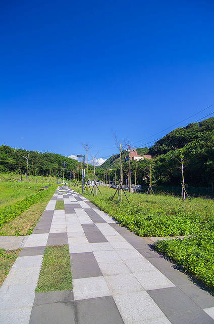 【基隆景點】浪漫的海科館火車站-依山傍海的深澳支線鐵路。站在八斗子站月台上感受歷史的紋路