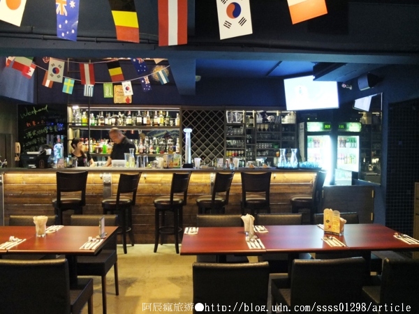 Weekend 餐酒館:【美食特搜。高雄左營區】Weekend 葳肯餐酒館。爐烤松阪豬 燒烤雞腿排 香蕉奶酒 週末再來場味蕾饗宴