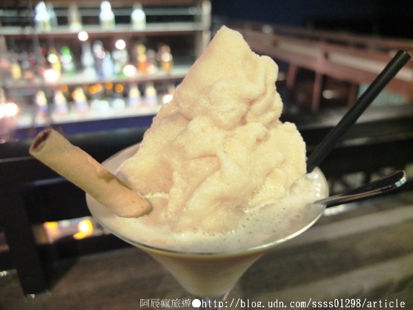 Weekend 餐酒館:【美食特搜。高雄左營區】Weekend 葳肯餐酒館。爐烤松阪豬 燒烤雞腿排 香蕉奶酒 週末再來場味蕾饗宴