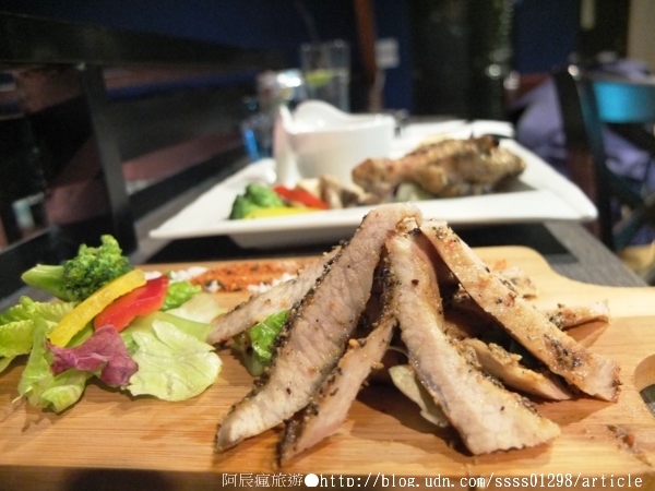 Weekend 餐酒館:【美食特搜。高雄左營區】Weekend 葳肯餐酒館。爐烤松阪豬 燒烤雞腿排 香蕉奶酒 週末再來場味蕾饗宴