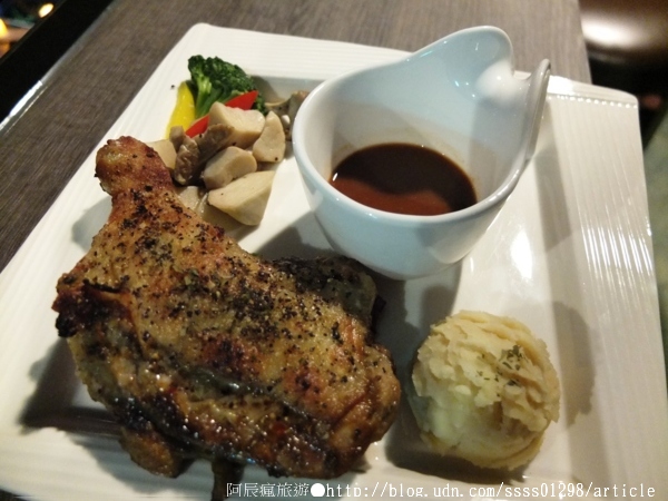 Weekend 餐酒館:【美食特搜。高雄左營區】Weekend 葳肯餐酒館。爐烤松阪豬 燒烤雞腿排 香蕉奶酒 週末再來場味蕾饗宴