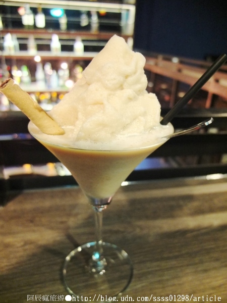 Weekend 餐酒館:【美食特搜。高雄左營區】Weekend 葳肯餐酒館。爐烤松阪豬 燒烤雞腿排 香蕉奶酒 週末再來場味蕾饗宴