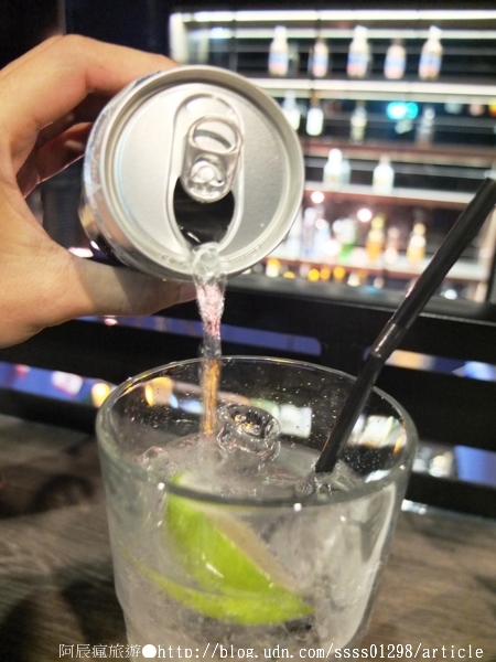 Weekend 餐酒館:【美食特搜。高雄左營區】Weekend 葳肯餐酒館。爐烤松阪豬 燒烤雞腿排 香蕉奶酒 週末再來場味蕾饗宴