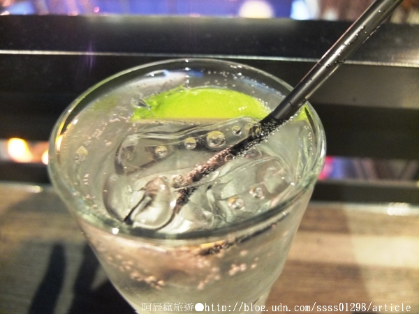 Weekend 餐酒館:【美食特搜。高雄左營區】Weekend 葳肯餐酒館。爐烤松阪豬 燒烤雞腿排 香蕉奶酒 週末再來場味蕾饗宴