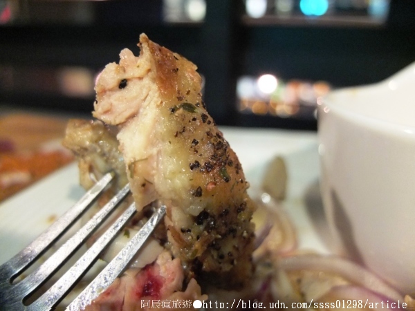 Weekend 餐酒館:【美食特搜。高雄左營區】Weekend 葳肯餐酒館。爐烤松阪豬 燒烤雞腿排 香蕉奶酒 週末再來場味蕾饗宴