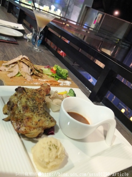 Weekend 餐酒館:【美食特搜。高雄左營區】Weekend 葳肯餐酒館。爐烤松阪豬 燒烤雞腿排 香蕉奶酒 週末再來場味蕾饗宴