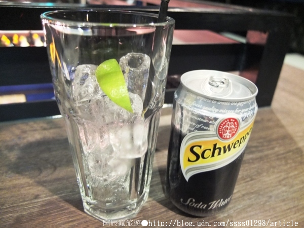 Weekend 餐酒館:【美食特搜。高雄左營區】Weekend 葳肯餐酒館。爐烤松阪豬 燒烤雞腿排 香蕉奶酒 週末再來場味蕾饗宴