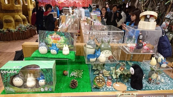 龍貓吉卜力專賣店「橡子共和國」：台北~橡子共和國~龍貓吉卜力專賣店~呆萌豆豆龍、貓巴士、無臉男公仔~拍到手軟不停歇~