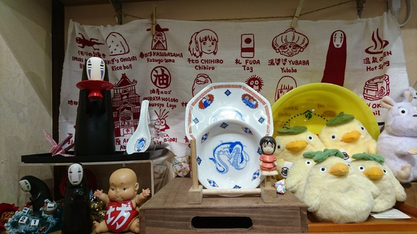 龍貓吉卜力專賣店「橡子共和國」：台北~橡子共和國~龍貓吉卜力專賣店~呆萌豆豆龍、貓巴士、無臉男公仔~拍到手軟不停歇~