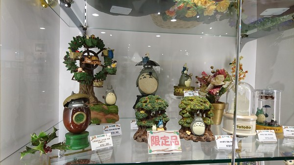 龍貓吉卜力專賣店「橡子共和國」：台北~橡子共和國~龍貓吉卜力專賣店~呆萌豆豆龍、貓巴士、無臉男公仔~拍到手軟不停歇~