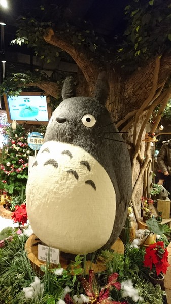 龍貓吉卜力專賣店「橡子共和國」：台北~橡子共和國~龍貓吉卜力專賣店~呆萌豆豆龍、貓巴士、無臉男公仔~拍到手軟不停歇~