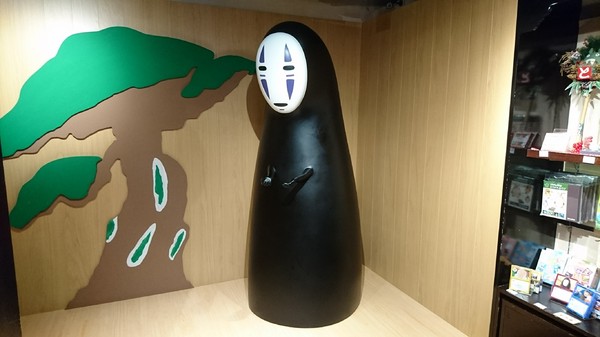 龍貓吉卜力專賣店「橡子共和國」：台北~橡子共和國~龍貓吉卜力專賣店~呆萌豆豆龍、貓巴士、無臉男公仔~拍到手軟不停歇~