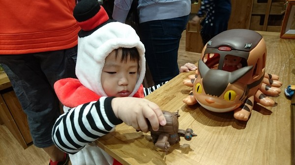 龍貓吉卜力專賣店「橡子共和國」：台北~橡子共和國~龍貓吉卜力專賣店~呆萌豆豆龍、貓巴士、無臉男公仔~拍到手軟不停歇~