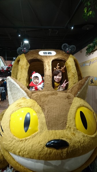 龍貓吉卜力專賣店「橡子共和國」：台北~橡子共和國~龍貓吉卜力專賣店~呆萌豆豆龍、貓巴士、無臉男公仔~拍到手軟不停歇~