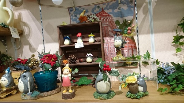 龍貓吉卜力專賣店「橡子共和國」：台北~橡子共和國~龍貓吉卜力專賣店~呆萌豆豆龍、貓巴士、無臉男公仔~拍到手軟不停歇~