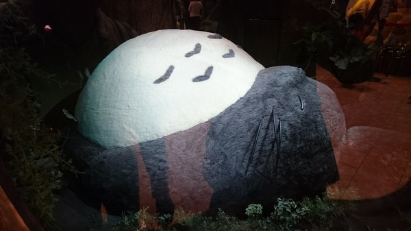 龍貓吉卜力專賣店「橡子共和國」：台北~橡子共和國~龍貓吉卜力專賣店~呆萌豆豆龍、貓巴士、無臉男公仔~拍到手軟不停歇~