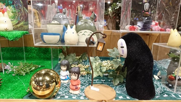 龍貓吉卜力專賣店「橡子共和國」：台北~橡子共和國~龍貓吉卜力專賣店~呆萌豆豆龍、貓巴士、無臉男公仔~拍到手軟不停歇~