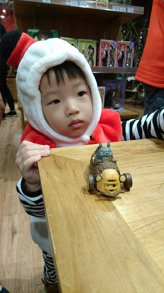 龍貓吉卜力專賣店「橡子共和國」：台北~橡子共和國~龍貓吉卜力專賣店~呆萌豆豆龍、貓巴士、無臉男公仔~拍到手軟不停歇~