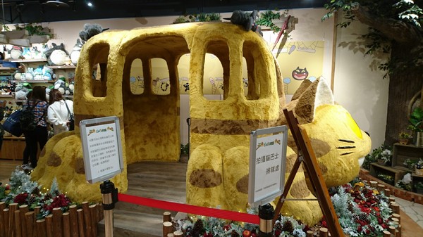 龍貓吉卜力專賣店「橡子共和國」：台北~橡子共和國~龍貓吉卜力專賣店~呆萌豆豆龍、貓巴士、無臉男公仔~拍到手軟不停歇~