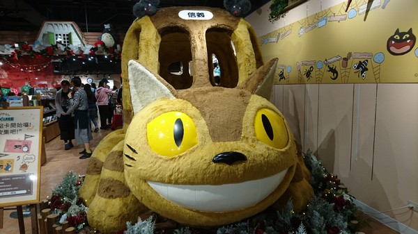 龍貓吉卜力專賣店「橡子共和國」：台北~橡子共和國~龍貓吉卜力專賣店~呆萌豆豆龍、貓巴士、無臉男公仔~拍到手軟不停歇~