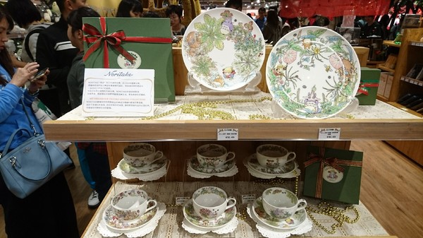 龍貓吉卜力專賣店「橡子共和國」：台北~橡子共和國~龍貓吉卜力專賣店~呆萌豆豆龍、貓巴士、無臉男公仔~拍到手軟不停歇~