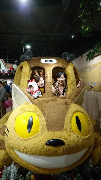 龍貓吉卜力專賣店「橡子共和國」：台北~橡子共和國~龍貓吉卜力專賣店~呆萌豆豆龍、貓巴士、無臉男公仔~拍到手軟不停歇~