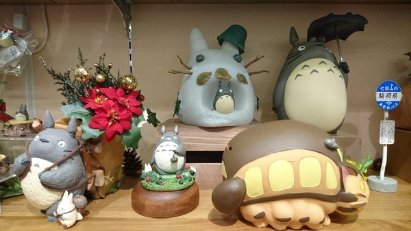 龍貓吉卜力專賣店「橡子共和國」：台北~橡子共和國~龍貓吉卜力專賣店~呆萌豆豆龍、貓巴士、無臉男公仔~拍到手軟不停歇~