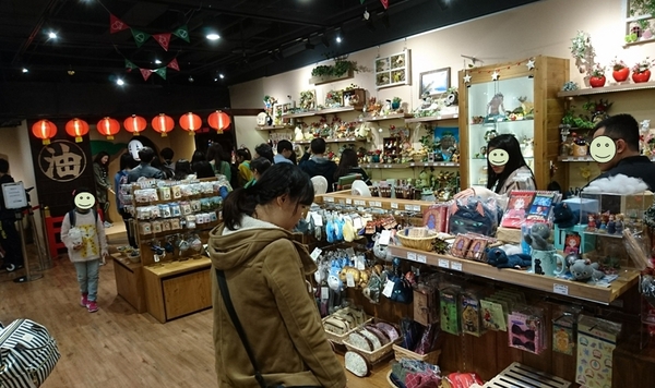 龍貓吉卜力專賣店「橡子共和國」：台北~橡子共和國~龍貓吉卜力專賣店~呆萌豆豆龍、貓巴士、無臉男公仔~拍到手軟不停歇~