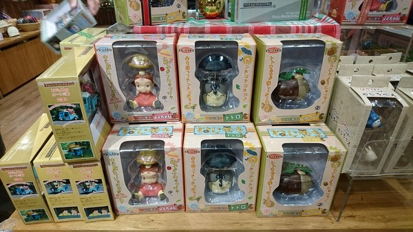 龍貓吉卜力專賣店「橡子共和國」：台北~橡子共和國~龍貓吉卜力專賣店~呆萌豆豆龍、貓巴士、無臉男公仔~拍到手軟不停歇~