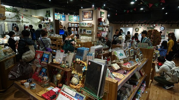 龍貓吉卜力專賣店「橡子共和國」：台北~橡子共和國~龍貓吉卜力專賣店~呆萌豆豆龍、貓巴士、無臉男公仔~拍到手軟不停歇~