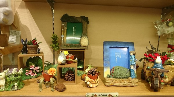 龍貓吉卜力專賣店「橡子共和國」：台北~橡子共和國~龍貓吉卜力專賣店~呆萌豆豆龍、貓巴士、無臉男公仔~拍到手軟不停歇~