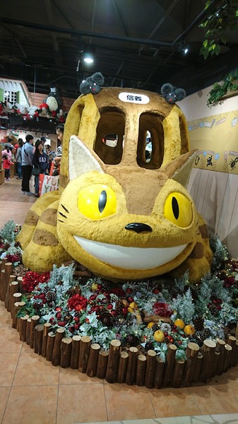 龍貓吉卜力專賣店「橡子共和國」：台北~橡子共和國~龍貓吉卜力專賣店~呆萌豆豆龍、貓巴士、無臉男公仔~拍到手軟不停歇~