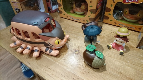 龍貓吉卜力專賣店「橡子共和國」：台北~橡子共和國~龍貓吉卜力專賣店~呆萌豆豆龍、貓巴士、無臉男公仔~拍到手軟不停歇~