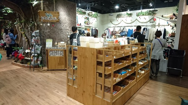 龍貓吉卜力專賣店「橡子共和國」：台北~橡子共和國~龍貓吉卜力專賣店~呆萌豆豆龍、貓巴士、無臉男公仔~拍到手軟不停歇~