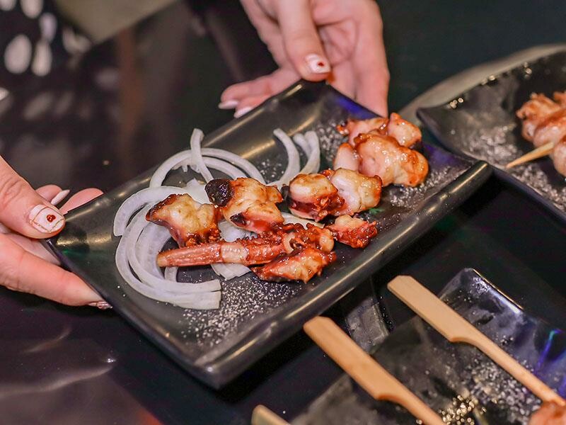 興南夜市宵夜推薦,亂烤串燒30元起超平價,中和美食推薦。