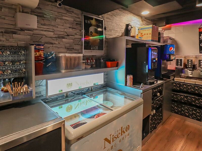 興南夜市宵夜推薦,亂烤串燒30元起超平價,中和美食推薦。