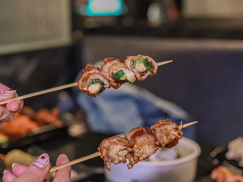 興南夜市宵夜推薦,亂烤串燒30元起超平價,中和美食推薦。