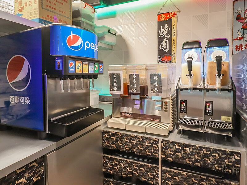 興南夜市宵夜推薦,亂烤串燒30元起超平價,中和美食推薦。