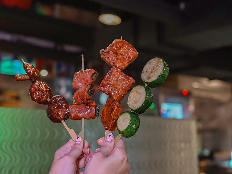 興南夜市宵夜推薦,亂烤串燒30元起超平價,中和美食推薦。