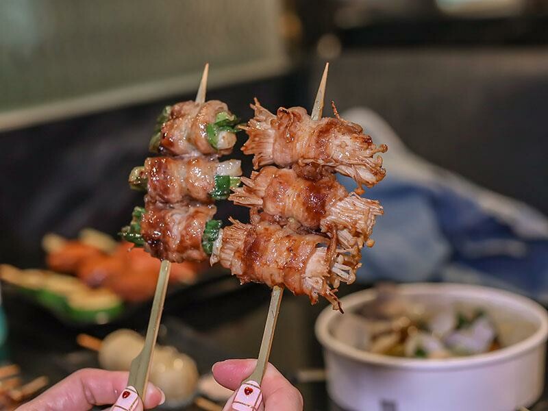 興南夜市宵夜推薦,亂烤串燒30元起超平價,中和美食推薦。