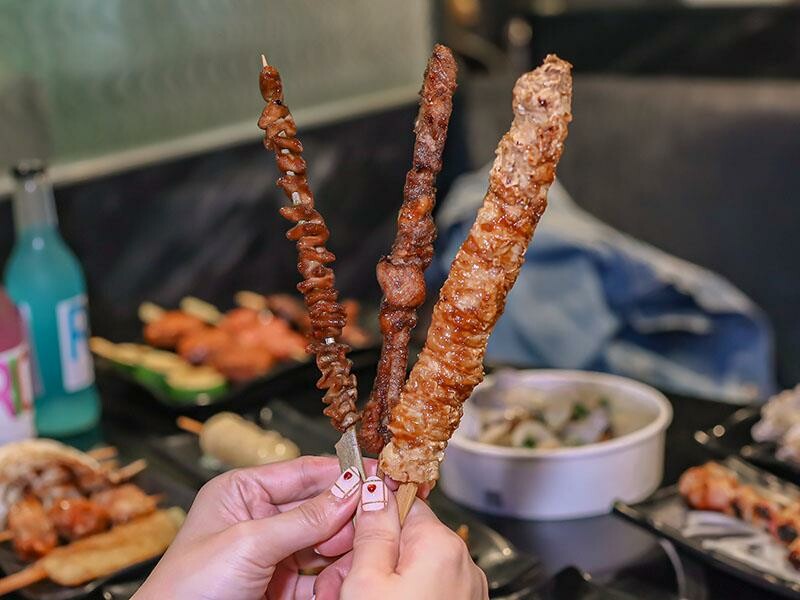 興南夜市宵夜推薦,亂烤串燒30元起超平價,中和美食推薦。