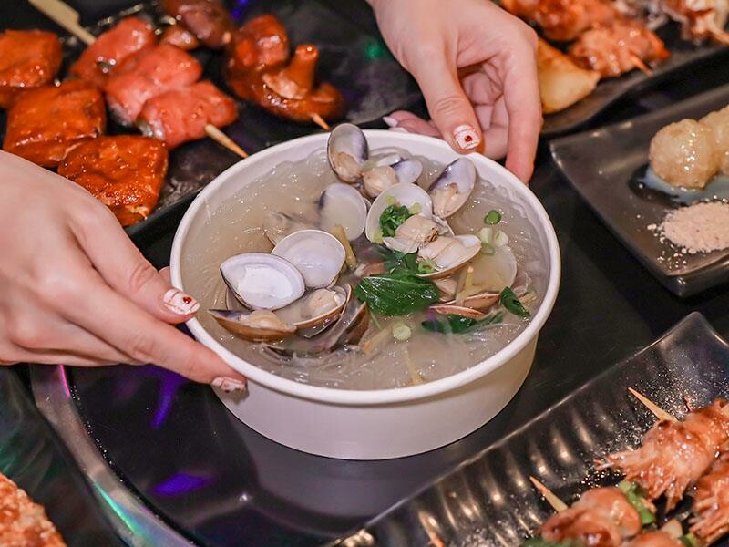 興南夜市宵夜推薦,亂烤串燒30元起超平價,中和美食推薦。