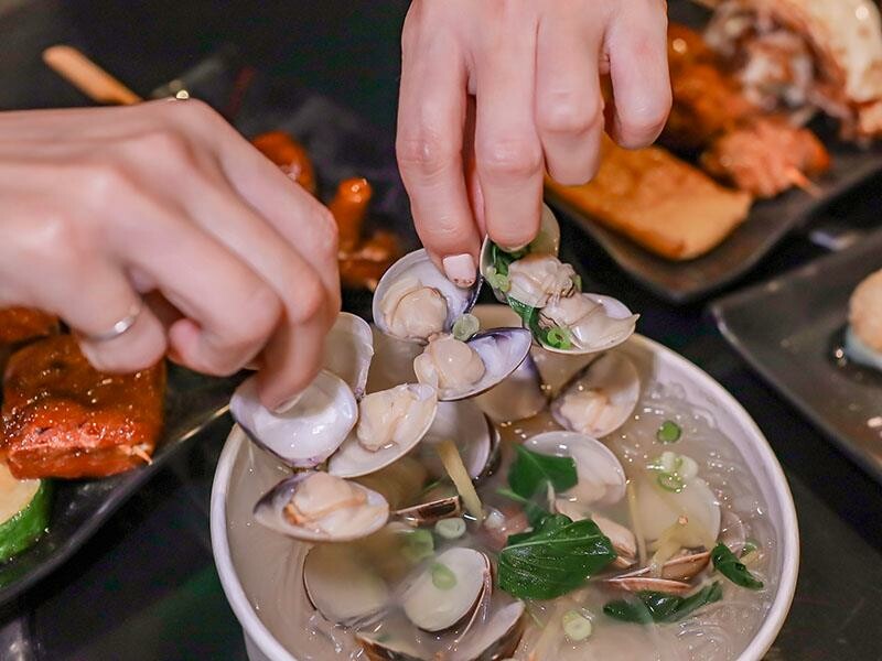 興南夜市宵夜推薦,亂烤串燒30元起超平價,中和美食推薦。