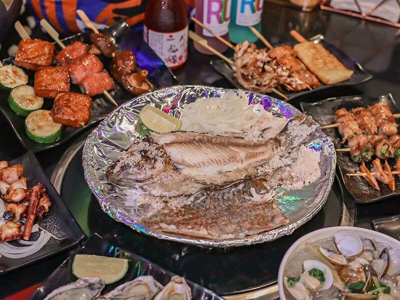 興南夜市宵夜推薦,亂烤串燒30元起超平價,中和美食推薦。