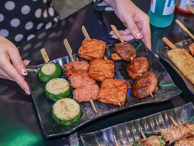 興南夜市宵夜推薦,亂烤串燒30元起超平價,中和美食推薦。