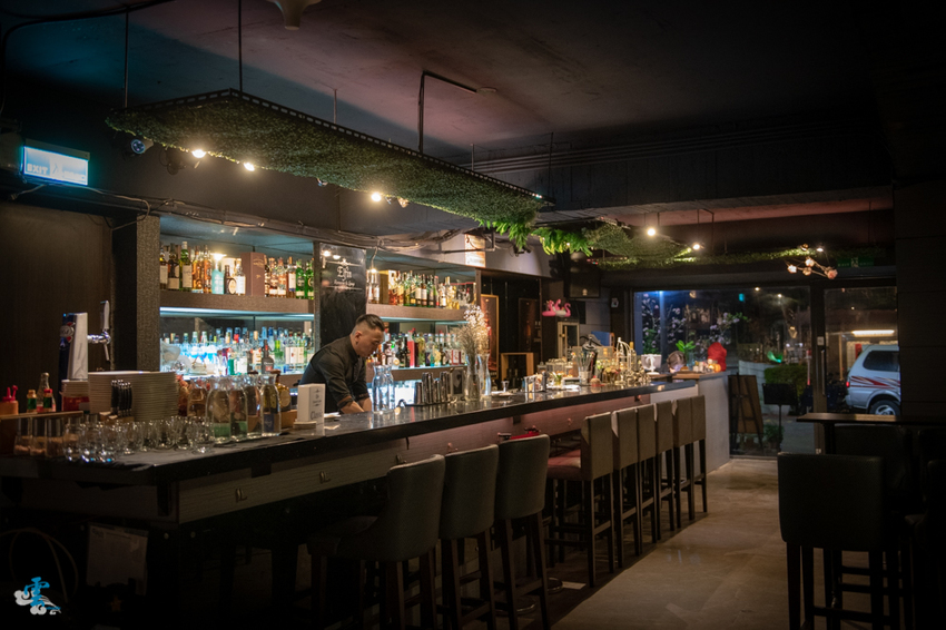 台北東區餐酒館》Elfin Restaurant & Lounge - 精靈魔幻調酒 好友小酌相聚 情人甜蜜浪漫時光 - 時空幻境 凌雲江海清