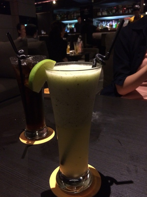 Elfin Restaurant & Lounge:【東區Lounge Bar推薦】Elfin Restaurant & Lounge~美酒、美食都在這~還有零距離魔術秀等你來欣賞!是三五好友放鬆聚會的好所在喔~