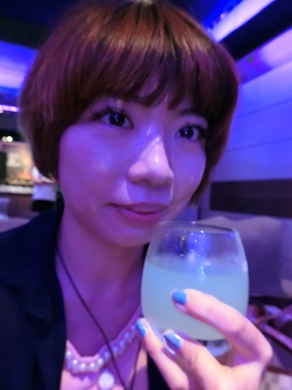 Elfin Restaurant & Lounge:【東區Lounge Bar推薦】Elfin Restaurant & Lounge~美酒、美食都在這~還有零距離魔術秀等你來欣賞!是三五好友放鬆聚會的好所在喔~