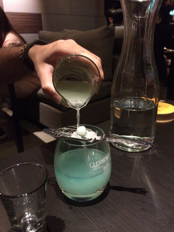 Elfin Restaurant & Lounge:【東區Lounge Bar推薦】Elfin Restaurant & Lounge~美酒、美食都在這~還有零距離魔術秀等你來欣賞!是三五好友放鬆聚會的好所在喔~